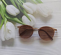 Солнцезащитные очки в коричневом тоне.
