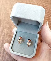 Подарунок дівчині сережки "Рубіна крапля в золоті пелюсток" ювелірний сплав та циркони в оксамитовій коробочці