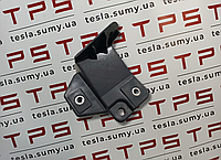 Кронштейн центральный переднего бампера левый LH Tesla Model S Restyling, 1061331-00-B (106133100B)