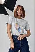 Жіноча футболка прикрашена принтом дівчини із сережкою — сірий колір, S (є розміри)