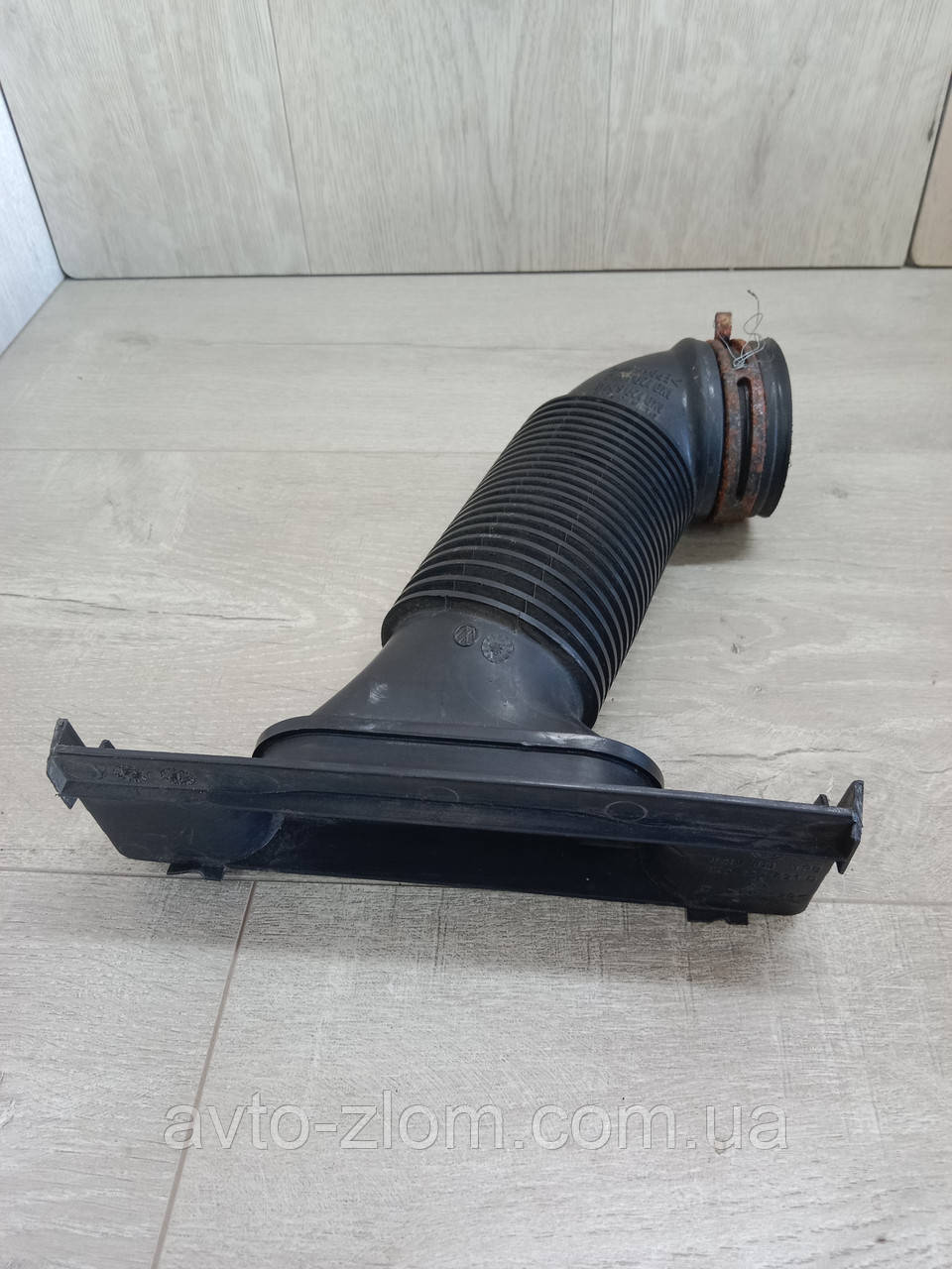 Патрубок повітрозабірника Volkswagen Golf 5, Touran. Skoda Octavia A5 1,4 – 1,6. 1K0129609A.