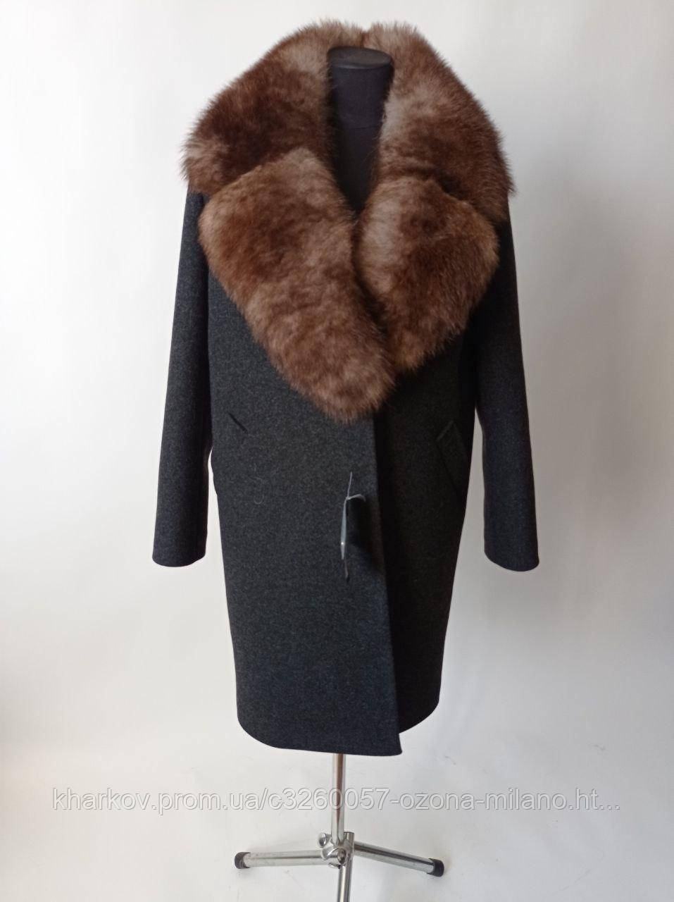 Зимове жіноче пальто з хутряним  коміром