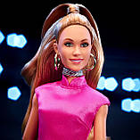 Колекційна Барбі Келлі Джонс у вечірній сукні від Теда Лассо Barbie Signature Doll Keeley Ted Lasso HJW9, фото 5