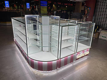 Скляні гнуті вітрини для торгового обладнання