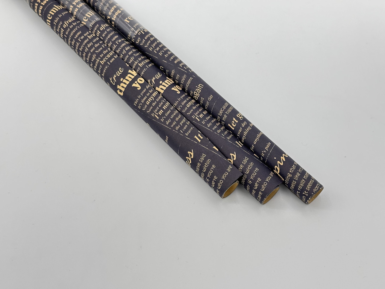 Папір подарунковий. Колір чорний з прінтом  53х75см. 3шт.