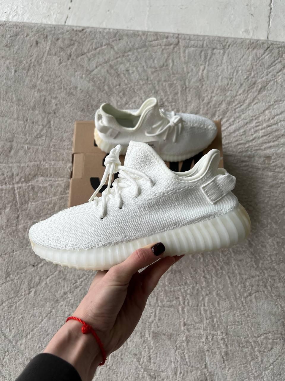 Жіночі демісезонні кросівки Yeezy 350 White Premium (білі) стильні кроси A0012 Адідас vkross