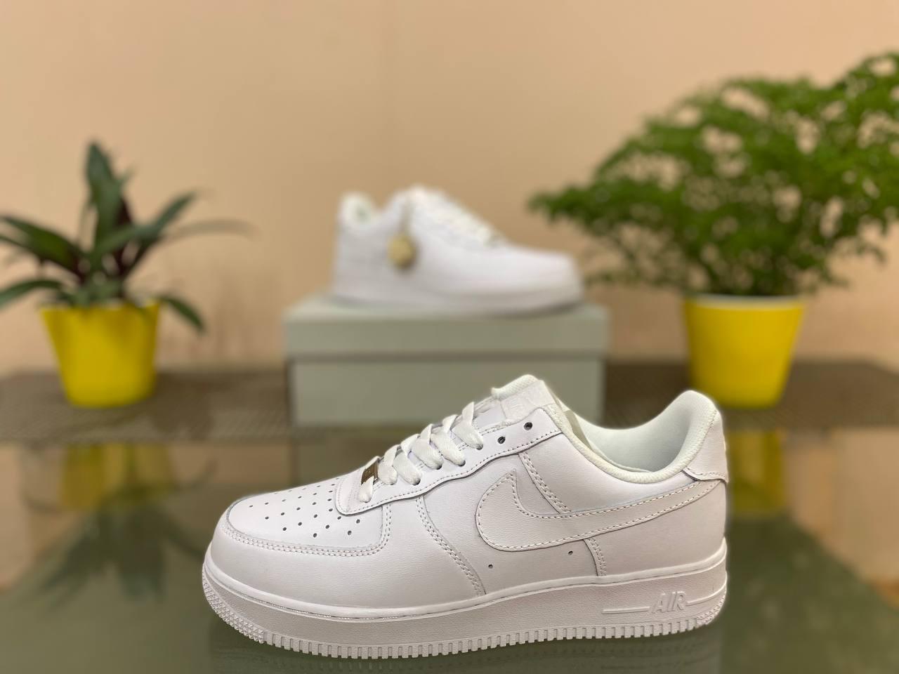 Чоловічі кросівки Nike Air Force White Classic (білі) низькі стильні кросівки D272 Найк vkross