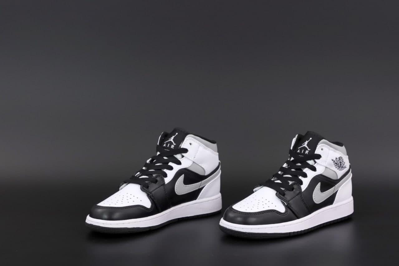 Женские кроссовки Nike Air Jordan 1 Retro High, Найк Эир Джордан 1 Ретро Хай черные с серым с белым - фото 1 - id-p2179229980