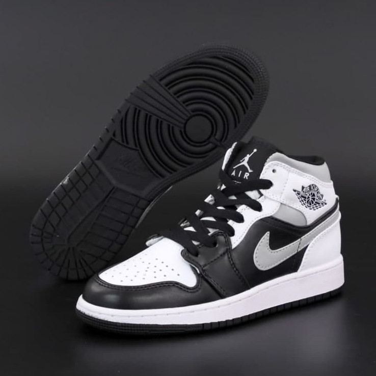 Женские кроссовки Nike Air Jordan 1 Retro High, Найк Эир Джордан 1 Ретро Хай черные с серым с белым - фото 2 - id-p2179229980