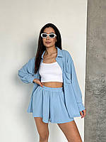 Блакитний жіночий легкий костюм-двійка з жатки: асиметрична Сорочка з розрізами з боків та Спідниця-шорти сонцекльош