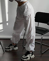 Белые женские практичные широкие брюки карго-парашюты из плащевки на затяжках с фиксатором