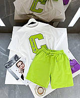 Женский спортивный оверсайз костюм 2-ка (удлиненная футболка+шорты на резинке). Костюм с белой футболкой салат+белый
