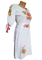 Белое вышитое женское платье в украинском стиле и с яркой росписью