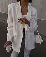 Трендовий однотонний подовжений жіночий піджак на ґудзику з кишенями з креп костюмки; білий, чорний, беж