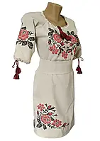 Украинское вышитое платье до колен и рукавом 3/4 «Розы» в красных и черных цветах.