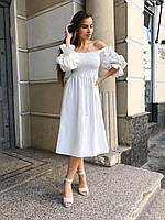 Белое женское лёгкое воздушное платье-миди из льна на резинке с открытыми плечами и объемными рукавами