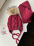 В'язаний зимовий дитячий набір шапка із зав'язками та снуд ручної роботи для дівчинки., фото 3