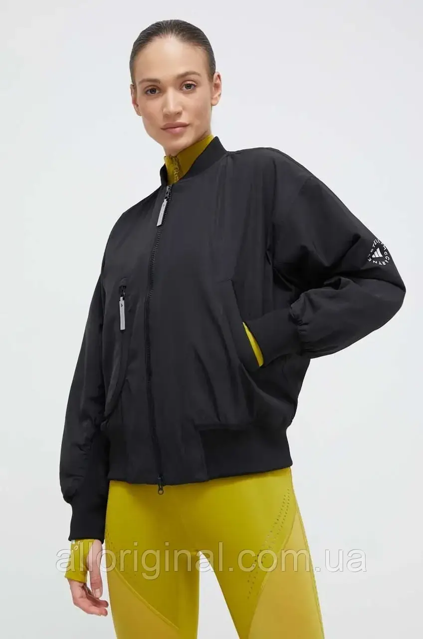 Urbanshop com ua Куртка-бомбер adidas by Stella McCartney жіночий колір чорний перехідна oversize РОЗМІРИ