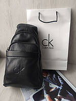 Мужская кожаная сумка слинг Calvin Klein через плечо черная