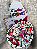 Смачний подарунковий набір для дівчини на будь-яке свято з цукерок kinder, Величезний кіндер із солодощами коханої