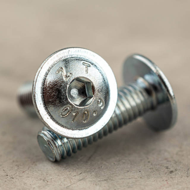 Винт М5х16 10,9 ISO 7380-2 c полукруглой головкой с буртиком