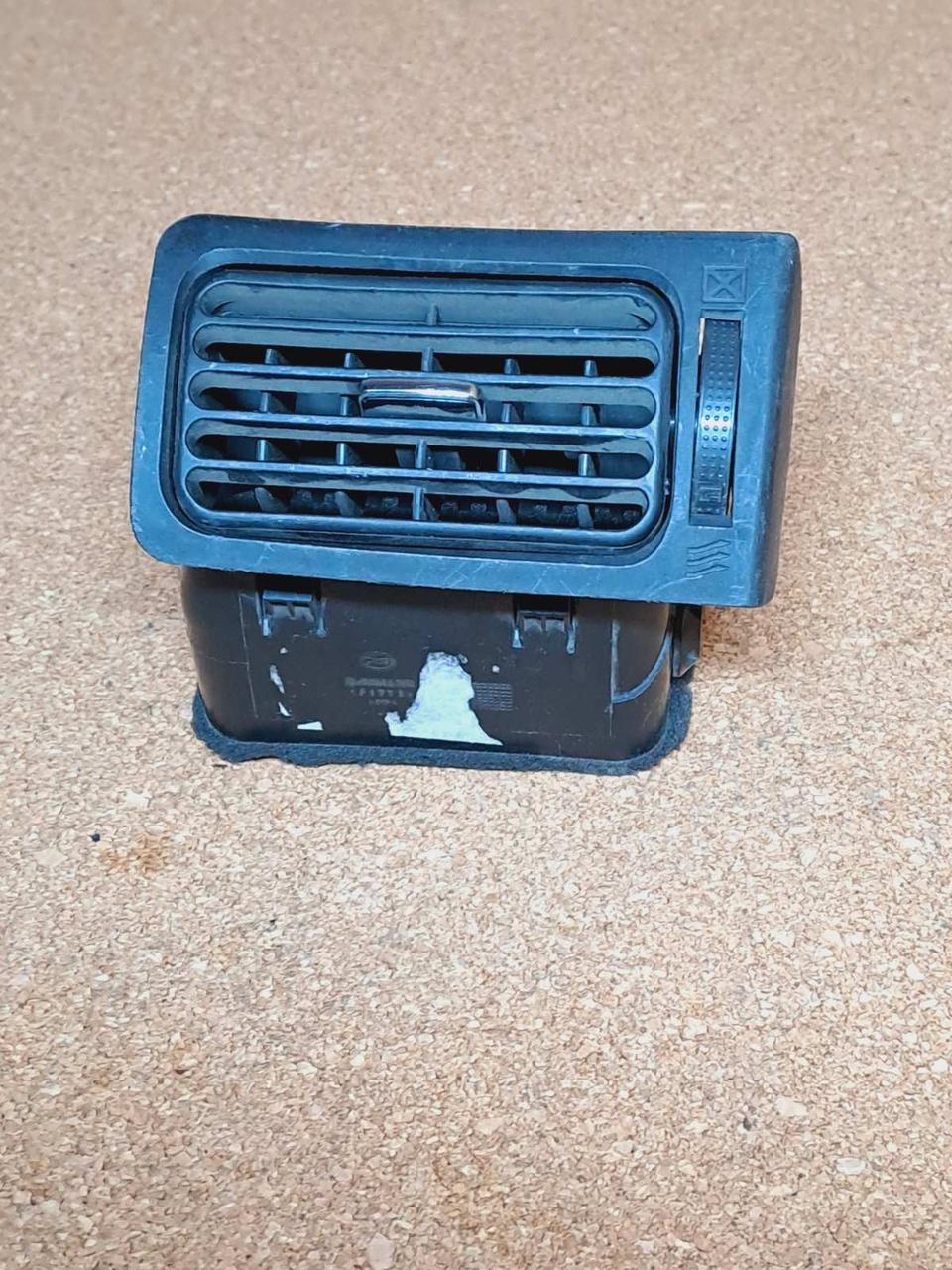 Решітка вентиляційна салона ліва (чорний салон) BYD F3 , Бид Ф3, фото 1
