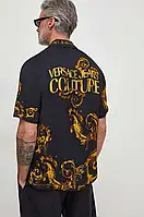 Urbanshop com ua Сорочка Versace Jeans Couture чоловіча колір чорний relaxed класичний комір РОЗМІРИ ЗАПИТУЙТЕ