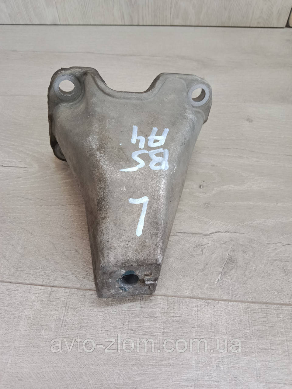Кронштейн коробки Volkswagen Passat B5, Audi A4, Пасат Б5, Ауді А4. Лівий. 8D0399113AB.