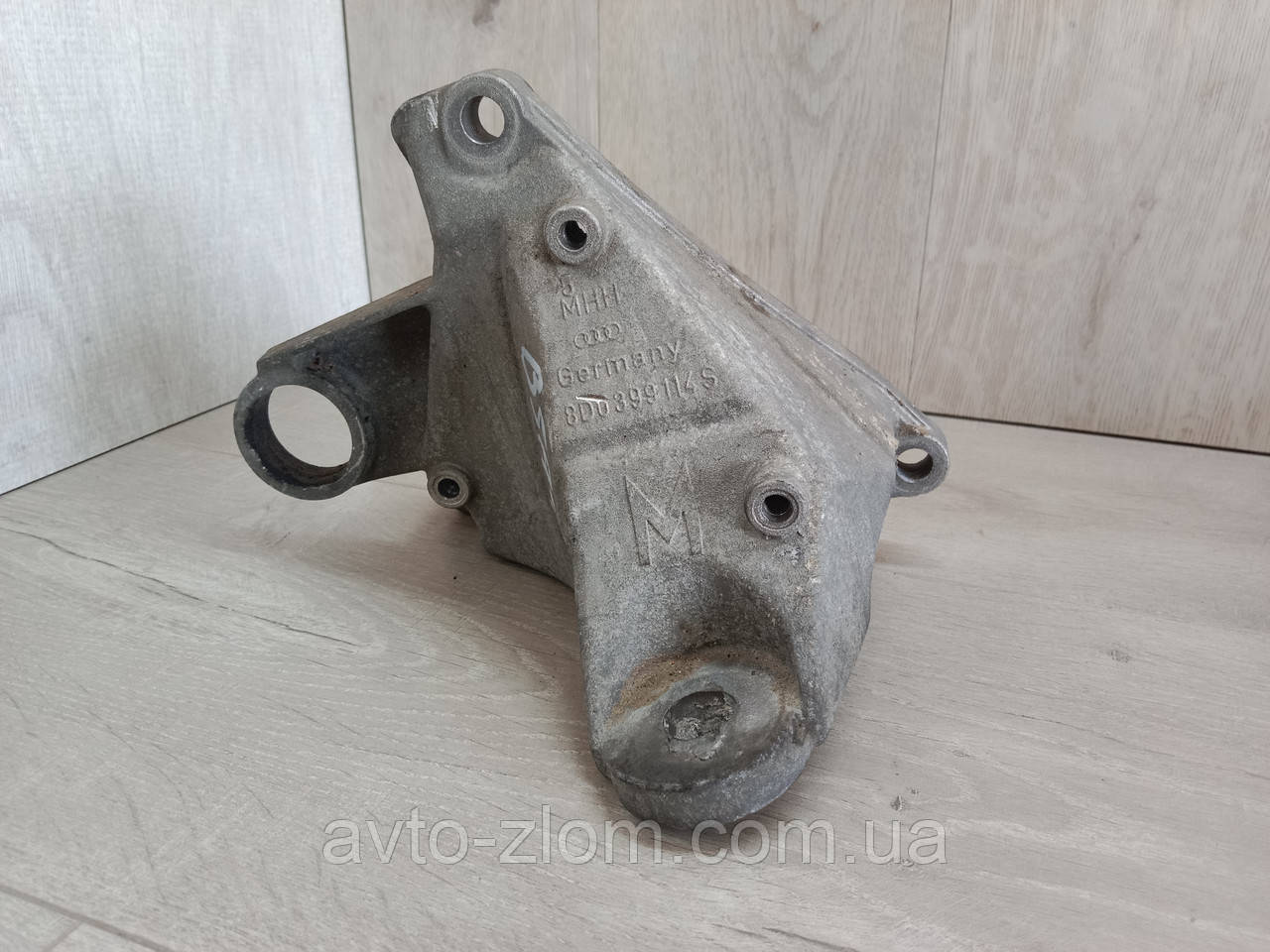 Кронштейн коробки Volkswagen Passat B5, Audi A4, A6 C5. Правий. 8D0399114S.