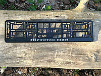 Рамка для номерного знака із голографічним написом "Memento Mori"
