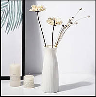 Красивая белая ваза для цветов необычной формы