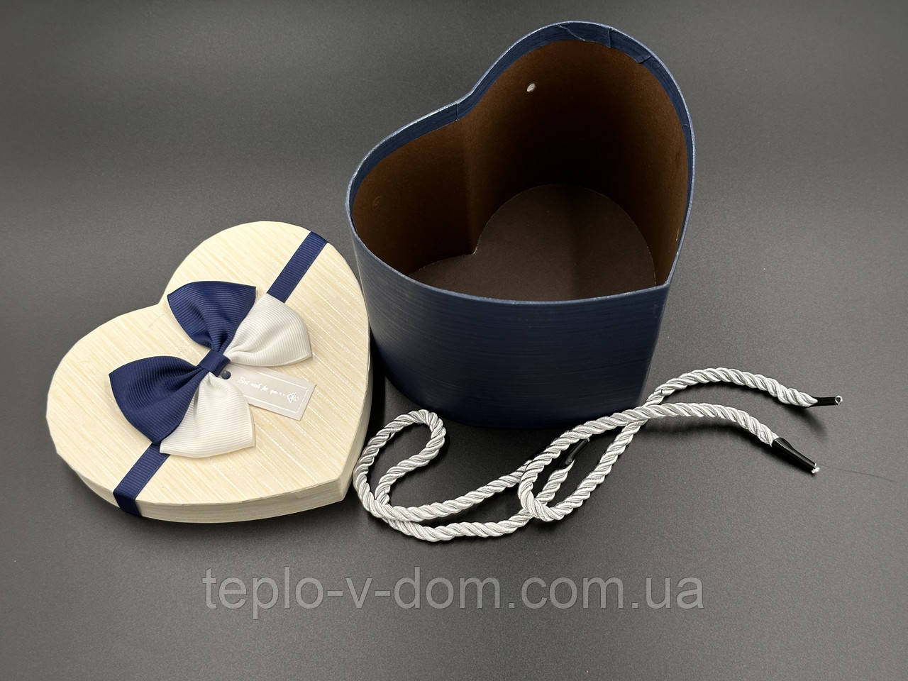 Коробка подарункова з ручками і бантиком. Серце. Колір білий-синій. 15х12х12см.