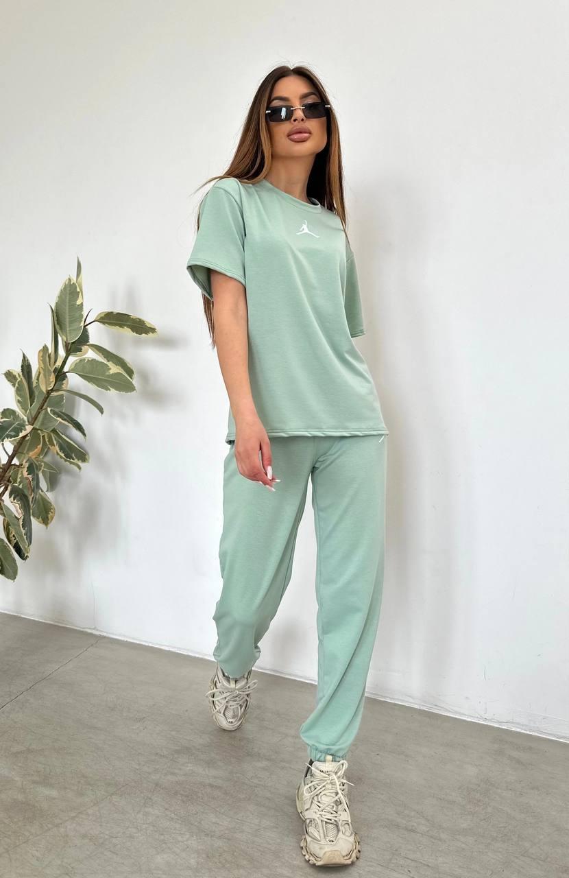 Мятний жіночий спортивний костюм-двійка: подовжена футболка та штани в тон із нашивками з двонитки, фото 1