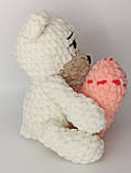 17 см. В'язана іграшка "Ведмедик із серцем" з плюшу ручної роботи. Білий, фото 3