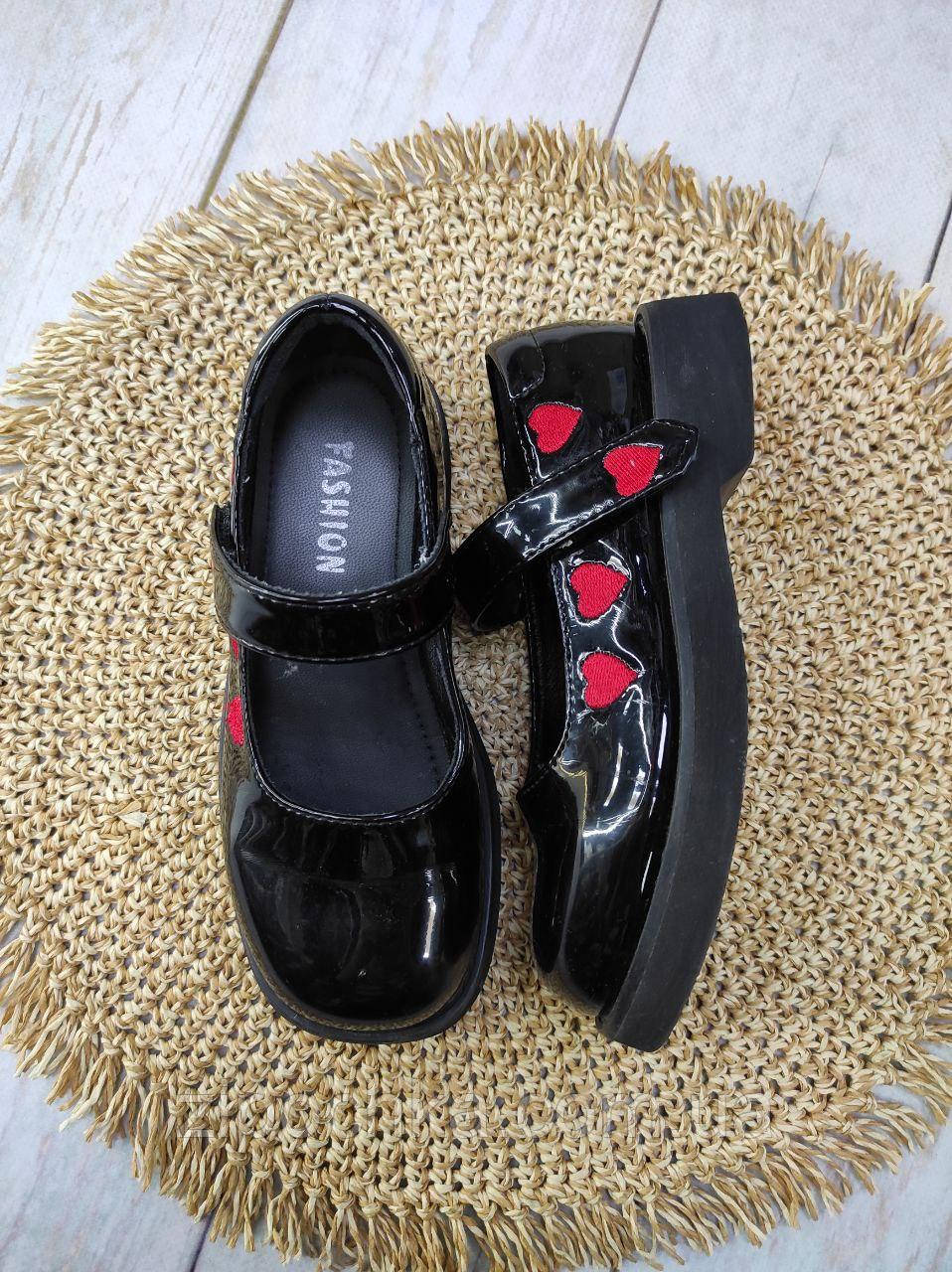 Дитячі туфлі чорні лакові для дівчинки із серцем 31 розмір
