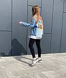 Джинсова куртка жіноча джинсовка з написом і малюнками блакитна, фото 8