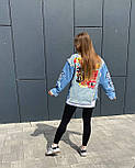 Джинсова куртка жіноча джинсовка з написом і малюнками блакитна, фото 6