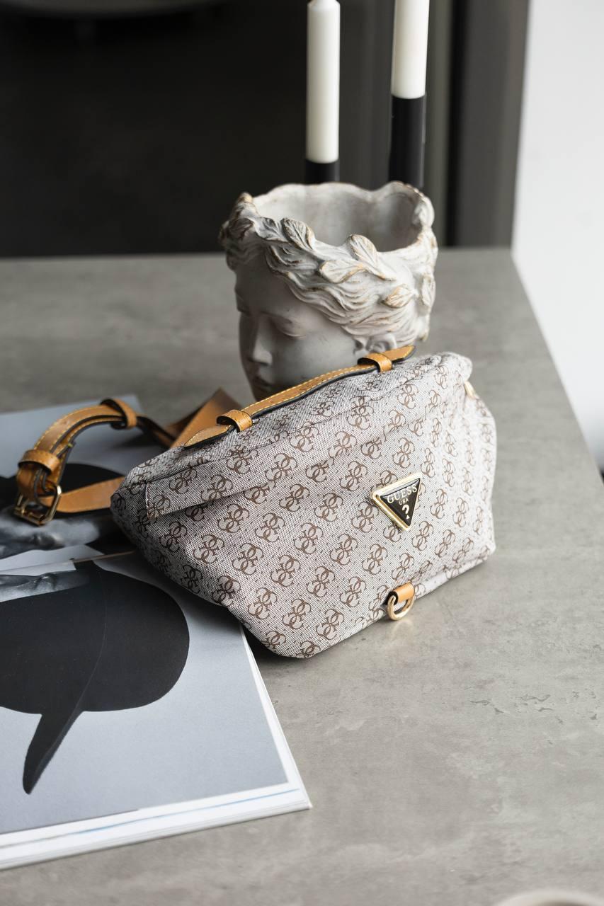 Жіноча сумка бананка Гесс біла Guess White, фото 1