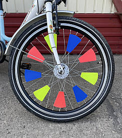 Пластинки кольорові на спиці велосипеда