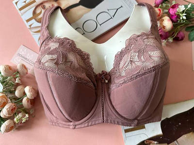 Бюстгальтери чашка I (дев'ятий розмір грудей)