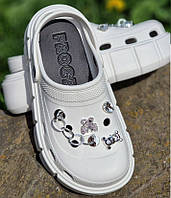 Білі крокси на платформі зі срібними джебітсами