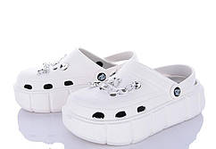 Білі крокси на платформі