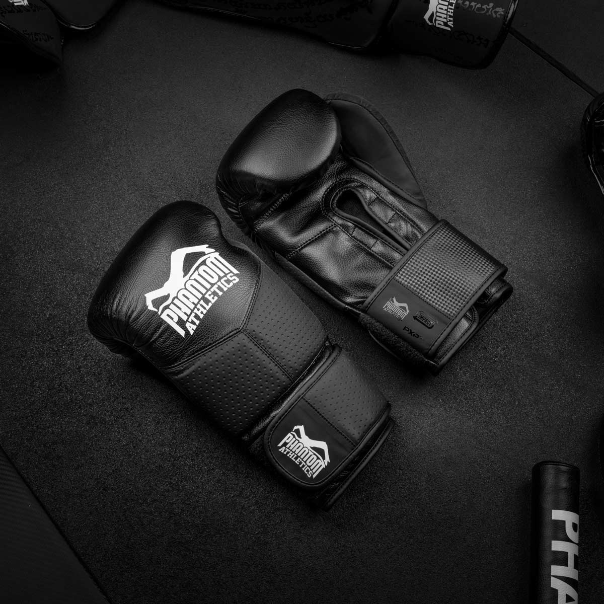 Боксерские перчатки Phantom RIOT Pro Black 14 унций (бинты в подарок) PRO_4000 - фото 9 - id-p2182653531