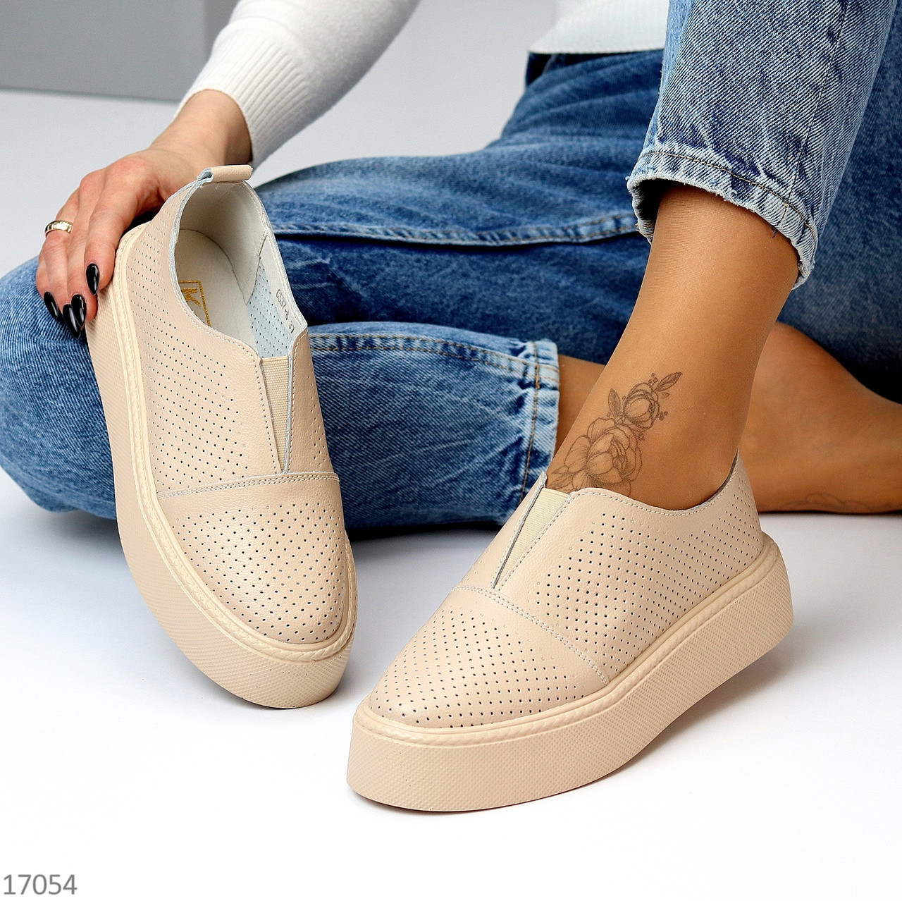 Бежеві шкіряні сліпони з перфорацією натуральна шкіра сучасний дизайн взуття жіноче