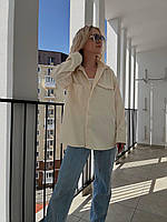 Молочная женская удлинённая однотонная вельветовая рубашка в стиле оверсайз на пуговицах с нагрудными карманам