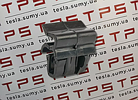 Кліпса (фіксатор) переднього багажника (корита) до крила Tesla Model 3, 1106961-00-C (110696100C)