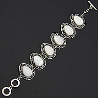 Браслет жіночий сріблястого кольору з візерунками та білим кварцом застібка тогл довжина 22 см ширина 25 мм