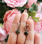 Жіночі сережки з кристалами. Колір металу: срібний, колір кристалу оливковий., фото 2