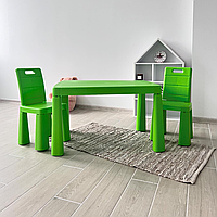 Дитячий пластмасовий стіл і 2 стули