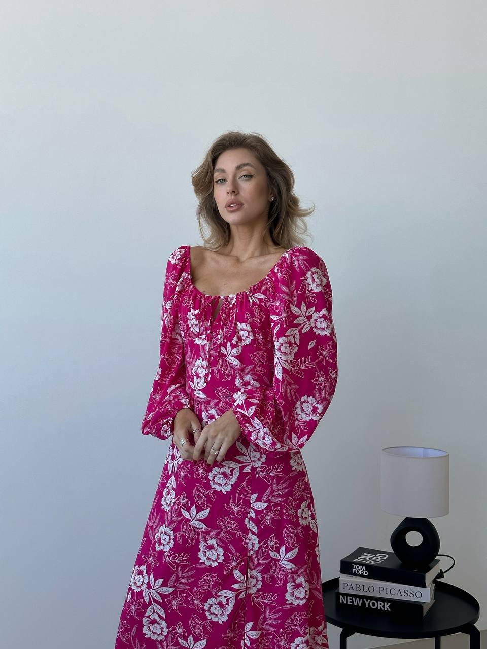 Малинова жіноча повсякденна романтична міді-сукня із софту з квітковим принтом з розрізом, фото 1